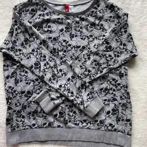H&M SKULL CREWNECK/SWEATSHIRT - SMALL